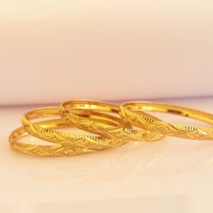 Pattern Slim Bangles (Set of 4) أساور رفيعة بنقش هندسي (4 قطع)